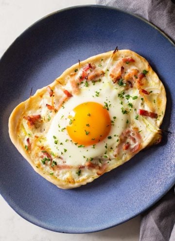Breakfast pizza on a blue plate