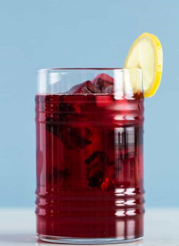 Dark red Agua de Jamaica in a glass.